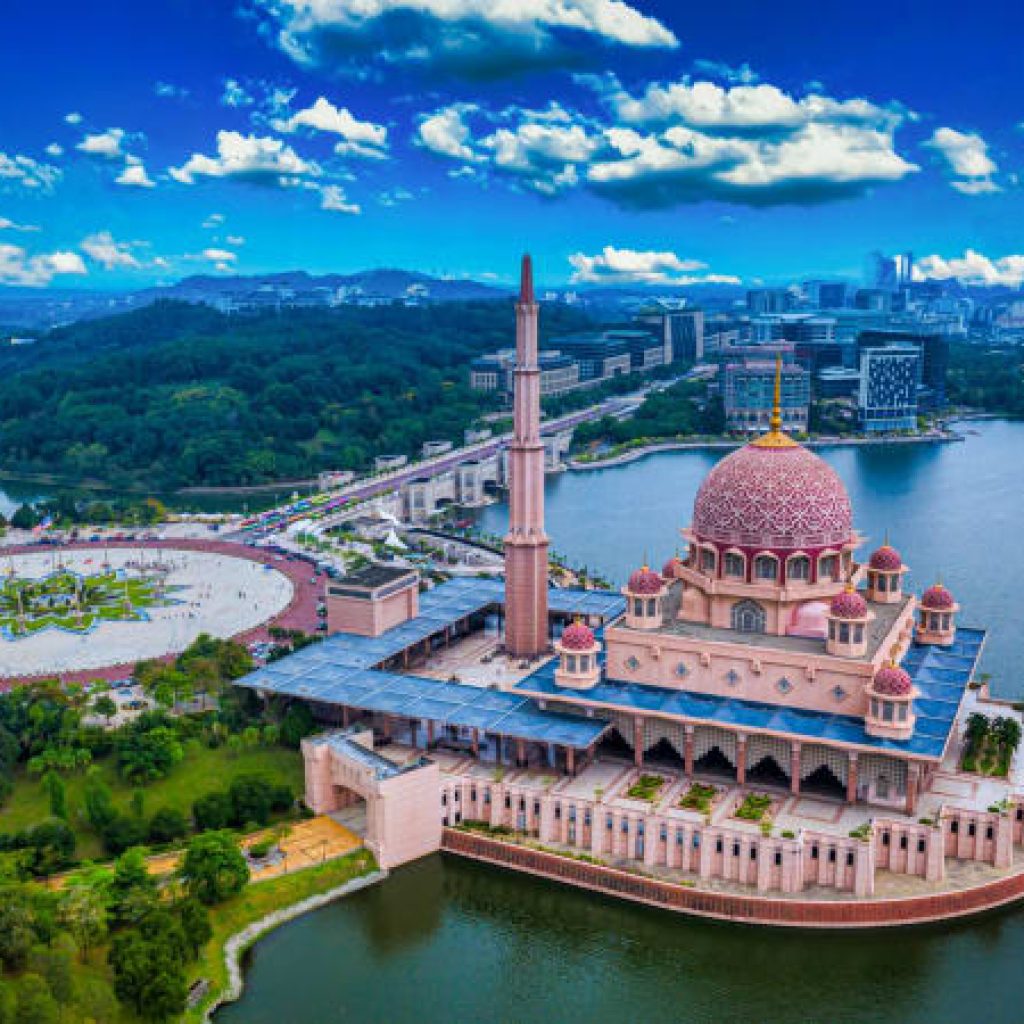 Putrajaya Tour with Traditional Boat Cruise